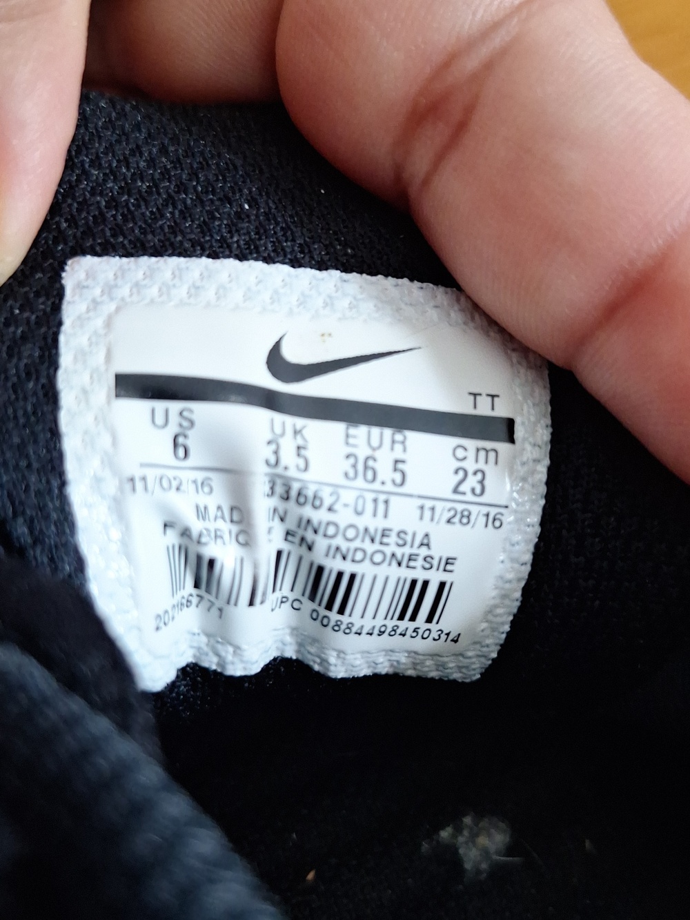 Nike Women's Air Max Motion Sz 6 Black White - Picture 13 of 13